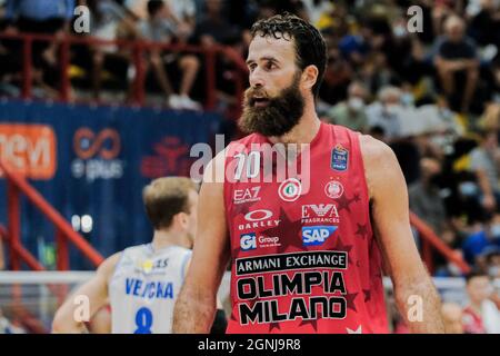 Luigi Datome, l'aile italienne de Milan, regarde le match de basket-ball A1 entre le panier de la SSC gevi napoli et l'Armani Exchange Milano au Palabarbuto à Naples, dans le sud de l'Italie, le 25 septembre 2021. Banque D'Images