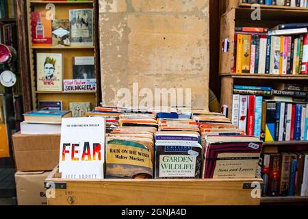 Vieux livres empilés dans des boîtes Banque D'Images
