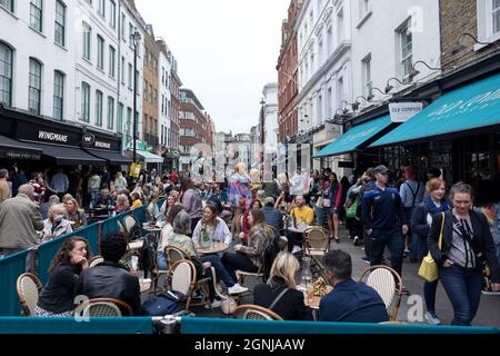 Londres, Royaume-Uni. 25 septembre 2021. Les gens ont vu dîner à l'extérieur à Soho après que les restrictions Covid-19 ont été levées à Londres.le gouvernement britannique a annoncé que toutes les restrictions COVID seraient levées. Depuis l'ascenseur, on a vu des gens se faubourr dans les rues et remplir les espaces de restauration extérieurs. La mesure visait à atténuer la perte économique qui a été préjudiciable aux petites entreprises au Royaume-Uni. (Photo de Belinda Jiao/SOPA Images/Sipa USA) crédit: SIPA USA/Alay Live News Banque D'Images