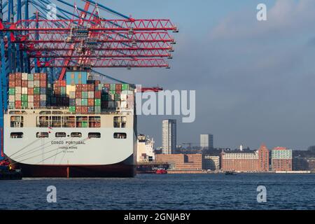 Hambourg, Allemagne - 29 décembre 2018 : Cosco, un grand containership, dans le terminal portuaire, en face du centre-ville Banque D'Images