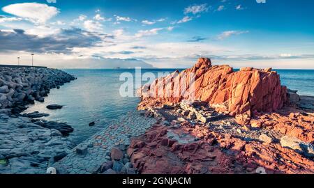 Vue exotique en soirée sur la plage de Red Rocks, Arbatax. Magnifique paysage marin d'été de la mer Méditerranée. Magnifique scène extérieure de l'île de Sardaigne, Italie Euro Banque D'Images