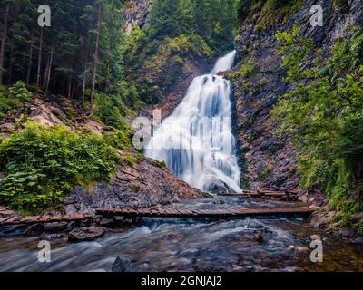 Vue mystique en soirée de la chute d'eau de Brit's Veil / Valul Miresei. Canyon profond dans le parc naturel d'Apuseni, comté de Cluj, Roumanie, Europe. Beauté de la nature c Banque D'Images