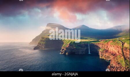 Vue panoramique le matin depuis le drone volant de l'île de Vagar. Merveilleux lever de soleil d'été sur la cascade de Mulafossur, îles Féroé, Danemark, Europe. Déplacement Banque D'Images