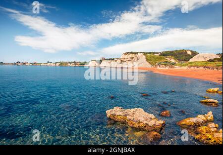 Belle vue sur la célèbre plage de Xi. Belle scène matinale de l'île de Céphalonie, Grèce, Europe. Paysage marin calme de la mer Ionienne. Beauté de la nature Banque D'Images