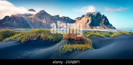 Superbe scène estivale du cap Stokknes avec Vestahorn (montagne Batman) en arrière-plan, Islande, Europe. Vue panoramique incroyable sur les dunes de sable noir W Banque D'Images