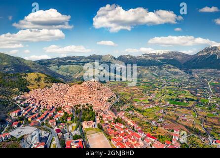 Vue depuis le drone volant de la ville de Morano Calabro. Pittoresque scène d'été de l'Italie, l'Europe. Monde incroyable des pays méditerranéens. Concept de déplacement Banque D'Images