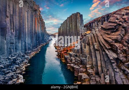 Magnifique coucher de soleil d'été sur Studlagil Canyon. Vue incroyable en soirée sur la rivière Jokulsa A Bru. Superbe scène extérieure de l'Islande, l'Europe. Beauté de la nature Banque D'Images