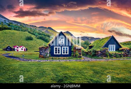 Incroyable lever de soleil dans la campagne islandaise. Vue typique des maisons sur gazon en Islande. Magnifique vue d'été sur le village de Skogar, sud de l'Islande, Euro Banque D'Images