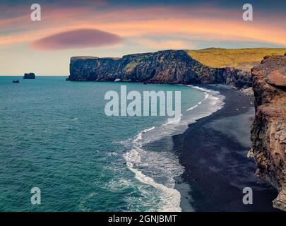 Superbe scène estivale de la réserve naturelle de Dyrholaey. Vue aérienne du matin de l'arche de Dyrholaey, côte sud de l'Islande, Europe. Beauté de la nature concept de retour Banque D'Images