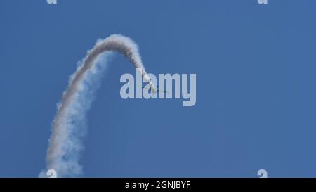 Maribor Airshow Slovénie AOÛT 15, 2021 avion aérobie extrême en vol dans le ciel bleu avec piste de fumée blanche. MX Aircraft MXS par Veres Zoltan Banque D'Images