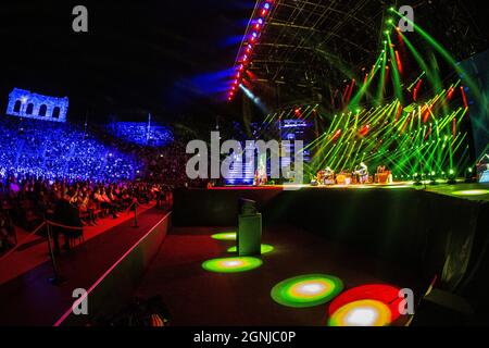 Vérone Italie. 25 septembre 2021. Le chanteur-compositeur italien et producteur de disques Adelmo Fornaciari, connu sur scène sous le nom DE ZUCCHERO FORNACIARI, se produit en direct sur scène à Arena di Verona au cours de la 'Inacustico Tour 2021'. Banque D'Images