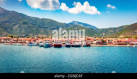 Vue depuis le ferry. Magnifique paysage urbain printanier du port de Nydri. Magnifique paysage marin matinal de la mer Ionienne. Scène extérieure incroyable de l'île de Lefkada, Grèce, Banque D'Images