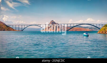 Magnifique vue du pont vers l'île de Krk le matin. Un jour de plus chaud sur la Croatie, l'Europe. Beau monde des pays méditerranéens. Concept de voyage back Banque D'Images