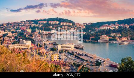 Paysage urbain pittoresque de la ville de Dubrovnik. Splendide coucher de soleil d'été en Croatie, Europe. Paysage marin fantastique de la mer Adriatique. Beau monde de la Méditerranée Banque D'Images