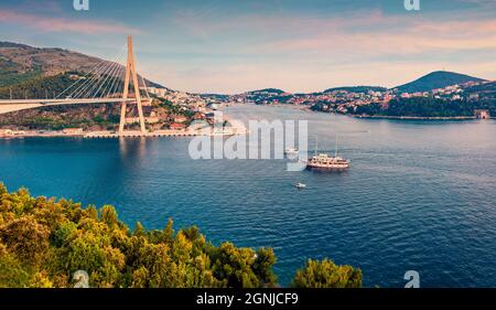 Paysage urbain aérien de la ville de Dubrovnik. Splendide coucher de soleil d'été en Croatie, Europe. Paysage pittoresque de la mer Adriatique en soirée. Beau monde de la méditation Banque D'Images