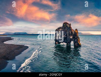 Vue depuis un drone volant. Coucher de soleil d'été étonnant avec une énorme pile de basalte - Hvitserkur sur fond. Scène nocturne spectaculaire de la côte est de la Virginie Banque D'Images