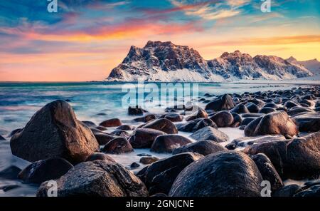 Magnifique lever de soleil d'hiver sur la plage de Haukland, Vastvagoy. Scène parfaite le matin de l'île Lofoten, Norvège, Europe. Incroyable paysage marin de la mer norvégienne. Banque D'Images