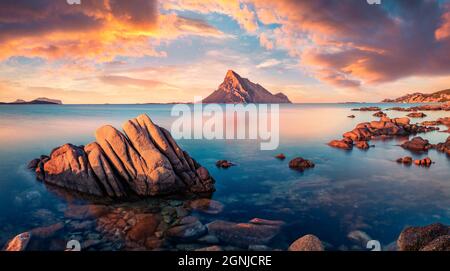 Lever de soleil majestueux sur la mer Méditerranée. Calme matin vue sur l'île de Sardaigne, Italie, Europe. Belle scène extérieure de Porto Taverna plage avec Tavo Banque D'Images