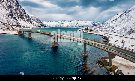 Vue depuis le drone volant du pont de Sundklakkbrua. Scène hivernale spectaculaire des îles Lofoten, Norvège, Europe. Magnifique paysage marin matinal de la mer de Norvège. Banque D'Images