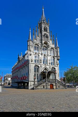 gouda / pays-bas - 2021-09-05: hôtel de ville historique de 1450 et maison de pesée en arrière-plan Banque D'Images