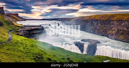 Vue d'été panoramique sur la destination touristique populaire - chute d'eau de Gullfoss. Lever de soleil spectaculaire sur la rivière Hvita. Incroyable scène matinale de l'Islande, Europ Banque D'Images