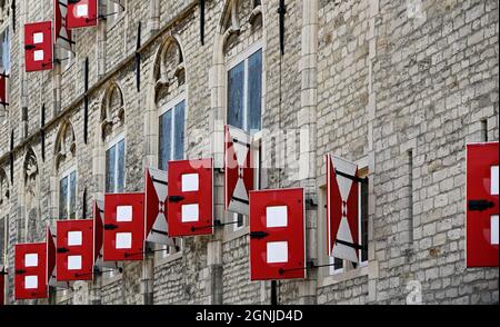 gouda / pays-bas - 2021-09-05: fenêtres et volets blancs rouges de l'hôtel de ville historique -- [credit: joachim affeldt - format plus grand disponible sur r Banque D'Images