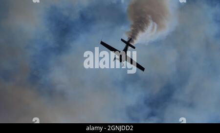 Maribor Airshow Slovénie AOÛT, 15, 2021 Silhouette noire d'un avion aérobie qui descend verticalement immergé dans sa fumée. MX Aircraft MXS par Veres Zoltan Banque D'Images