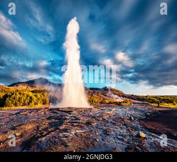 L'éruption du Grand Geysir se trouve dans la vallée de Haukadalur, sur les pentes de la colline de Laugarfjall. Magnifique scène matinale du sud-ouest de l'Islande, en Europe. Beau Banque D'Images