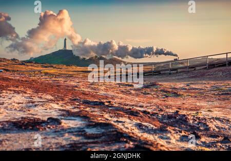 Vue d'été incroyable sur le phare de Reykjanes avec la vapeur d'un Gunnuhver Hot Springs. Une scène nocturne à couper le souffle en Islande, en Europe. Conce de voyage Banque D'Images