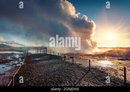 Destination touristique populaire où d'énormes vapeurs s'élevant de loin, Geo Thermal Hot Springs - Gunnuhver. Scène matinale spectaculaire de l'Islande, Euro Banque D'Images