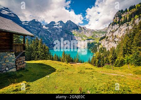 Belle matinée d'été sur le lac unique d'Oeschinensee. Magnifique scène en plein air dans les Alpes suisses avec montagne Bluemlisalp, village de Kandersteg Banque D'Images