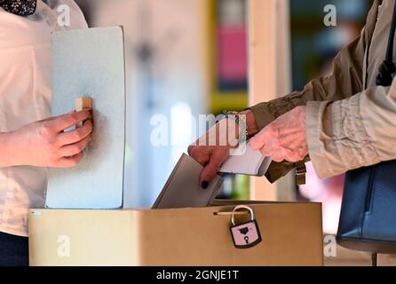 Aix-la-Chapelle, Allemagne. 26 septembre 2021. Une femme vote à un bureau de vote pour les élections fédérales. Credit: Federico Gambarini/dpa/Alay Live News Banque D'Images