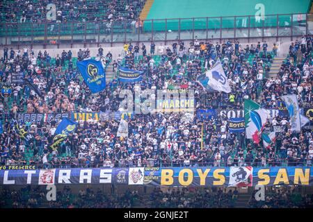 Milan, Italie - septembre 25 2021 - série A Match F.C. Internazionale - Atalanta BC San Siro Stadium - f.c. inter supporters agitant leurs drapeaux pendant le match Banque D'Images