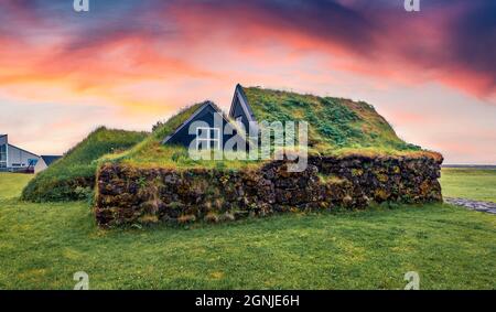 Vue typique des maisons en gazon dans la campagne islandaise. Captivant coucher de soleil d'été dans le village de Skogar, sud de l'Islande, Europe. Concept de voyage back-gr Banque D'Images