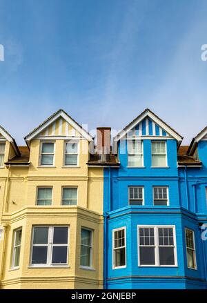 Les maisons victoriennes colorées en bord de mer d'Aldeburgh à Suffolk, en Angleterre Banque D'Images