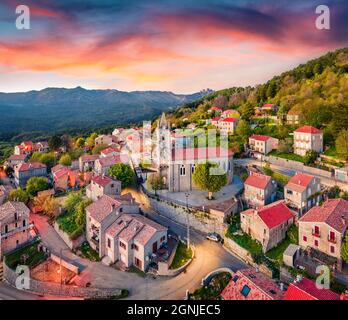 Vue nocturne colorée depuis le drone volant de la ville de Zonza, commune du département de la Corse-du-Sud. Coucher de soleil étonnant sur l'île de Corse, France, Banque D'Images