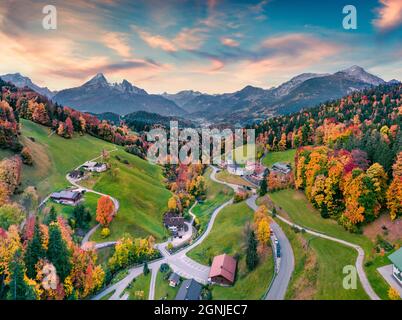 Vue fantastique en soirée depuis le drone volant de l'église Maria Gern avec le pic Hochkalter en arrière-plan. Incroyable scène automnale des Alpes bavaroises. Coloré l Banque D'Images