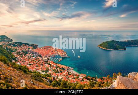 Vue aérienne sur la ville de Dubrovnik depuis la destination touristique populaire - fort Imperial. Scène estivale à couper le souffle de Croatie, Europe. Un monde magnifique o Banque D'Images