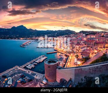 Magnifique paysage urbain du port de Calvi. Fabuleux coucher de soleil d'été sur l'île de Corse, France, Europe. Incroyable paysage marin de la mer Méditerranée. Travelin Banque D'Images