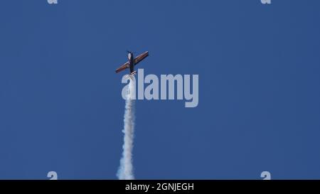 Maribor Airshow Slovénie AOÛT, 15, 2021 avion verticalement dans le ciel bleu avec fumée blanche. MX Aircraft MXS par Veres Zoltan Banque D'Images