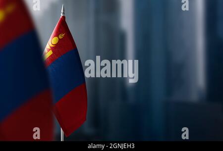 Petits drapeaux de Mongolie sur un fond flou de la ville Banque D'Images