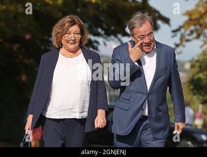 Aix-la-Chapelle, Allemagne. 26 septembre 2021. Armin Laschet, Président fédéral de la CDU, candidat de premier plan de son parti et ministre président de la Rhénanie-du-Nord-Westphalie et son épouse Susanne arrivent aux urnes. Credit: Rolf Vennenbernd/dpa-Pool/dpa/Alay Live News Banque D'Images