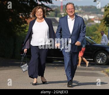 Aix-la-Chapelle, Allemagne. 26 septembre 2021. Armin Laschet, Président fédéral de la CDU, candidat de premier plan de son parti et ministre président de la Rhénanie-du-Nord-Westphalie et son épouse Susanne arrivent aux urnes. Credit: Rolf Vennenbernd/dpa-Pool/dpa/Alay Live News Banque D'Images