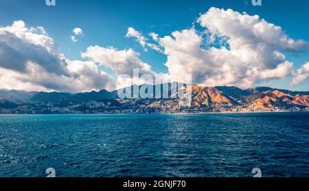 Magnifique paysage urbain de printemps de la ville portuaire de Messina. Belle vue du matin du nord-est de la Sicile, de l'Italie, de l'Europe. Un paysage marin méditerranéen incroyable. Déplacement Banque D'Images