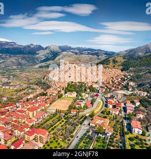 Vue depuis le drone volant de la ville de Morano Calabro. Paysage urbain de printemps brillant de l'Italie, l'Europe. Beau monde des pays méditerranéens. Concept de déplacement Banque D'Images