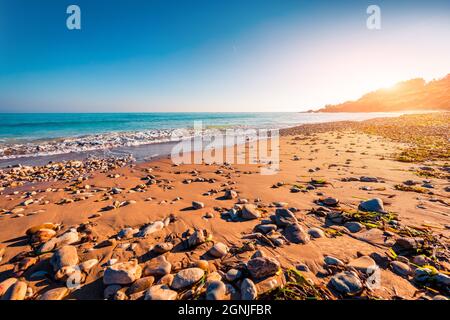 Scène matinale lumineuse de la plage de Makauda, localité de Sciacca, province d'Agrigento, côte sud-ouest de la Sicile, Italie, Europe. Mer de printemps colorée Banque D'Images