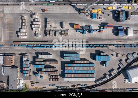Terminal pour conteneurs de marchandises avec chemin de fer Banque D'Images