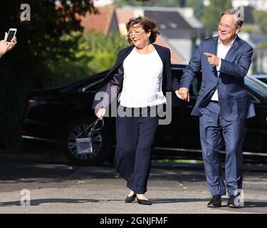 Aix-la-Chapelle, Allemagne. 26 septembre 2021. Armin Laschet, Président fédéral de la CDU, candidat de premier plan de son parti et ministre président de la Rhénanie-du-Nord-Westphalie et son épouse Susanne arrivent aux urnes. Credit: Rolf Vennenbernd/dpa/Alay Live News Banque D'Images