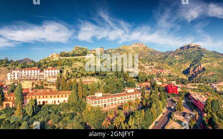 Vue depuis un drone volant. Vue ensoleillée le matin sur la ville de Taormine. Magnifique scène de printemps de la Sicile, de l'Italie, de l'Europe. Présentation du concept de déplacement. Banque D'Images