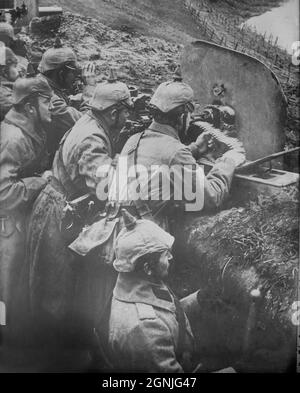 Une photo d'époque des quelques 1918 soldats allemands présents sur le front occidental en France, des positions fixes de mitrailleuses Banque D'Images